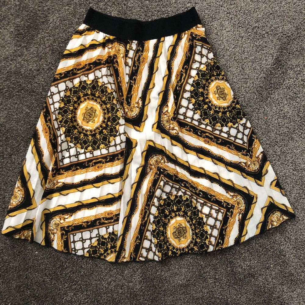 Woman's pleated midi skirt elegant design
